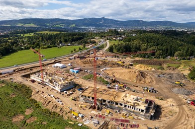 Po pěti letech od získání potřebných pozemků do vlastnictví: Město má políčíno na pěkné obrázky, Syner už dávno staví